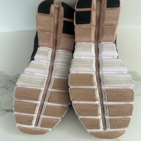 On cloudflow women’s Running Charcoal and Blush Sneakers - Picture 4 of 8